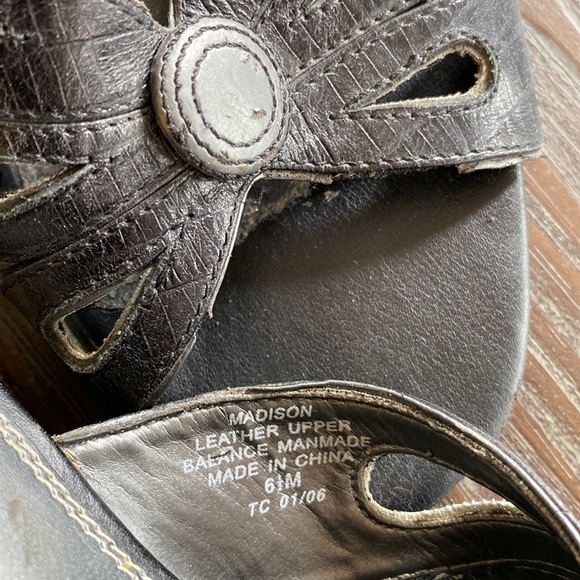 2/$20. Liz Claiborne flex ladies wedge heel shoes in size 6 1/2. Black leather. - Picture 7 of 8